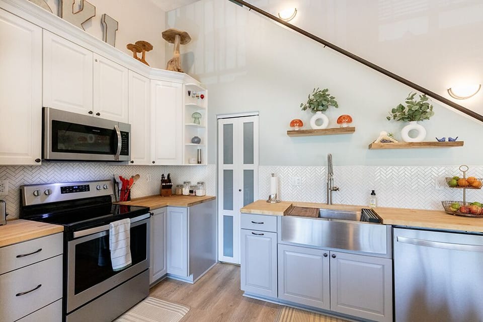 Fully stocked kitchen!