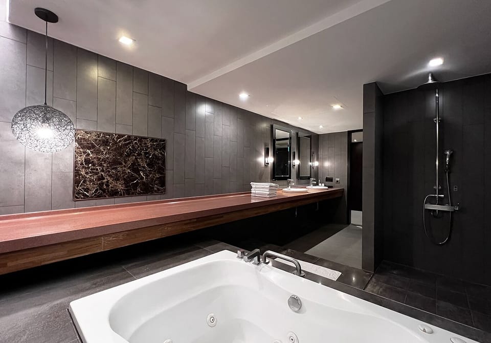 Love-River Suite | Bathroom | Separate tub and shower, deep soaking tub, rainfall showerhead, towels