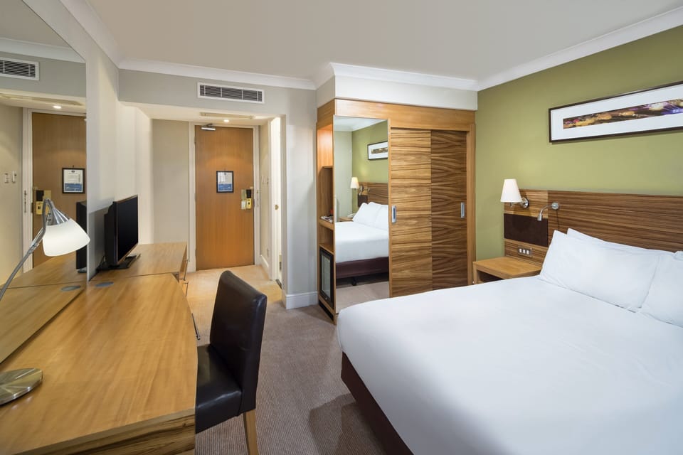Egyptian cotton sheets, premium bedding, minibar, in-room safe