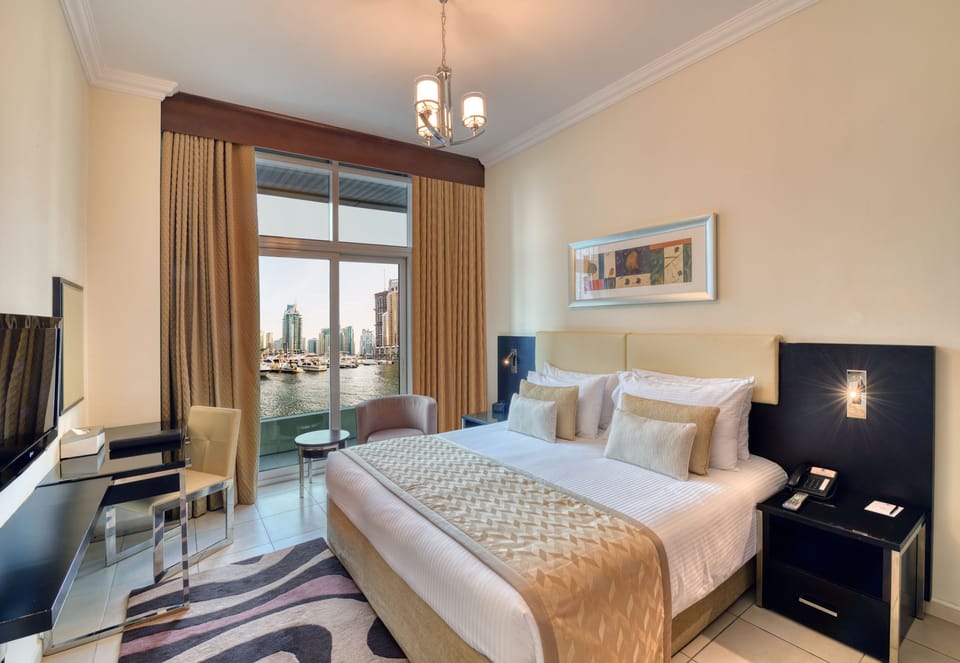 Deluxe One Bedroom Apartment with Free beach Transfer and 15% F &B Discount | Premium bedding, in-room safe, desk, laptop workspace