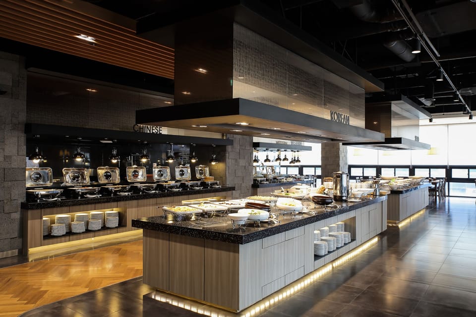 2 restaurants; breakfast, lunch, and dinner served