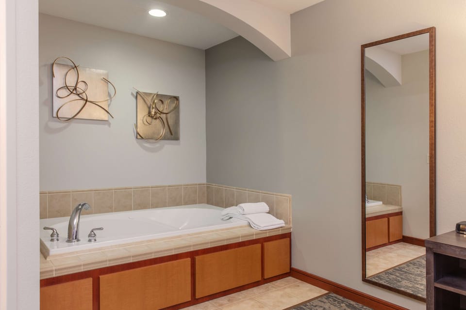 Suite, 1 King Bed, Non Smoking, Jetted Tub (Living Room;with Sofabed) | Bathroom | Hair dryer, bathrobes, towels