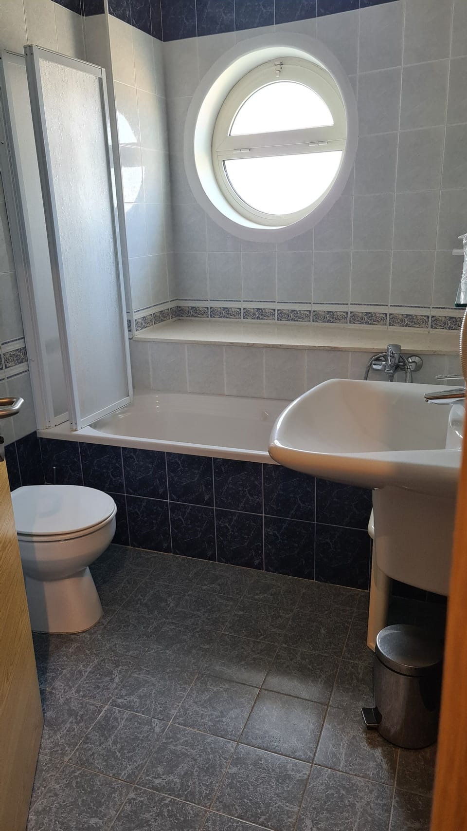 Deluxe Double or Twin Room | Bathroom | Free toiletries, hair dryer, bidet, towels