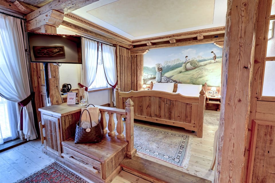 Suite | Premium bedding, down comforters, minibar, in-room safe