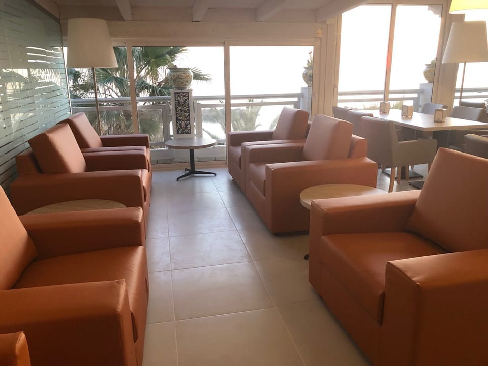 Lobby lounge