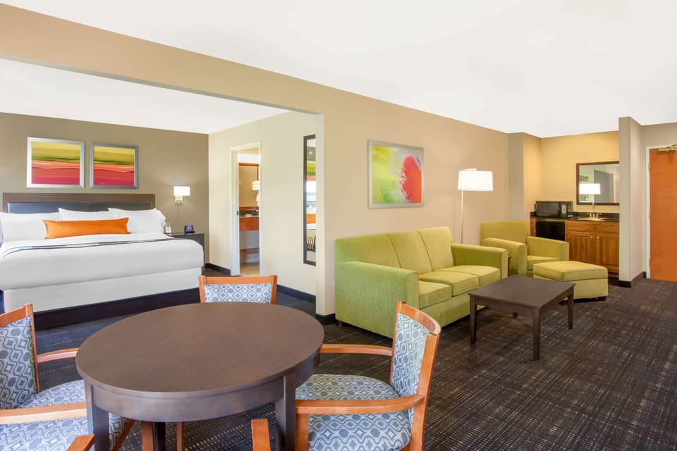 Deluxe Studio Suite, 1 King Bed, Non Smoking | Pillowtop beds, desk, laptop workspace, blackout drapes
