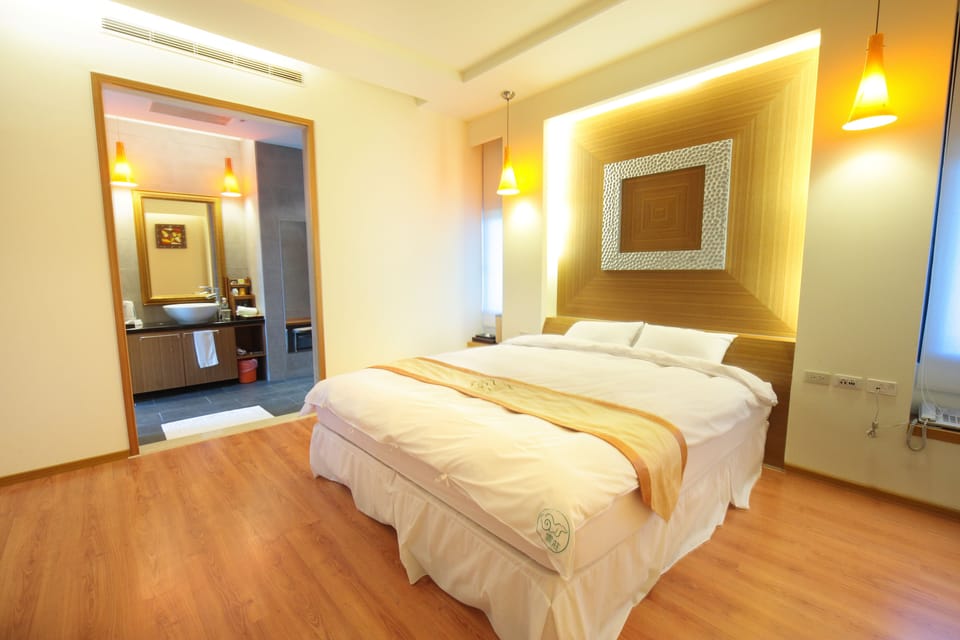 Double Room, 1 King Bed | Premium bedding, down comforters, desk, blackout drapes