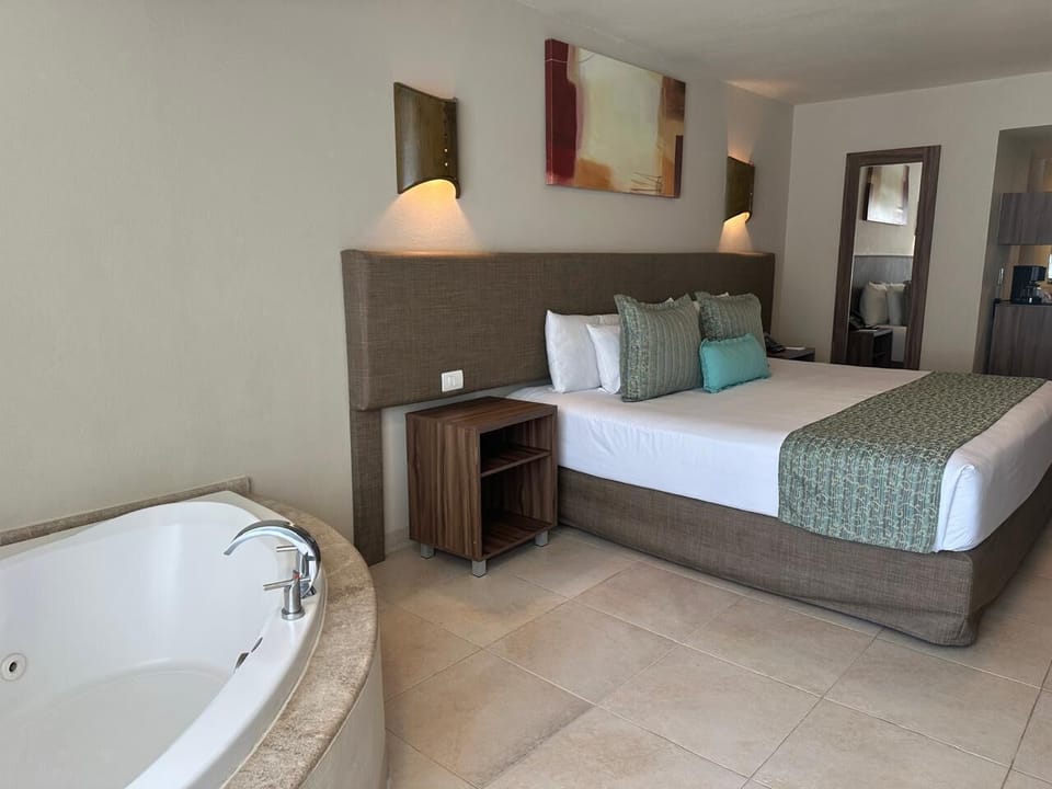 Family Suite, 2 Bedrooms | Jetted tub