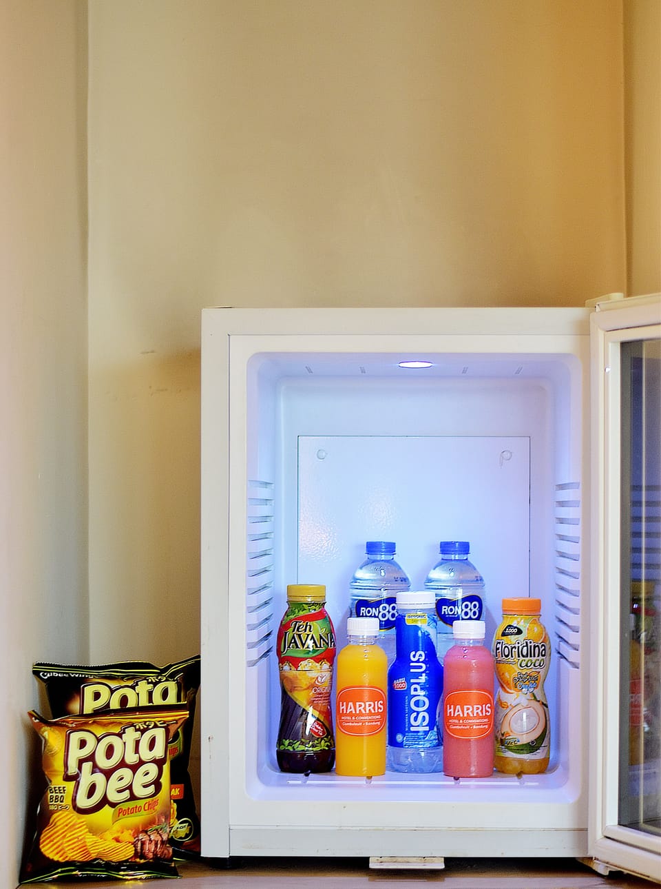 Deluxe Room (HARRIS) | Minibar, in-room safe, desk, laptop workspace