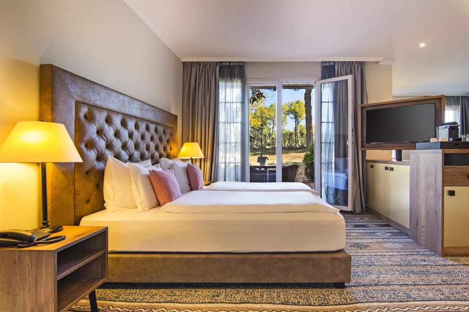 Junior Suite | Hypo-allergenic bedding, in-room safe, desk, blackout drapes
