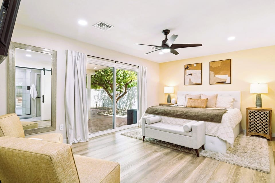 King master suite with private sliding door to pool deck
