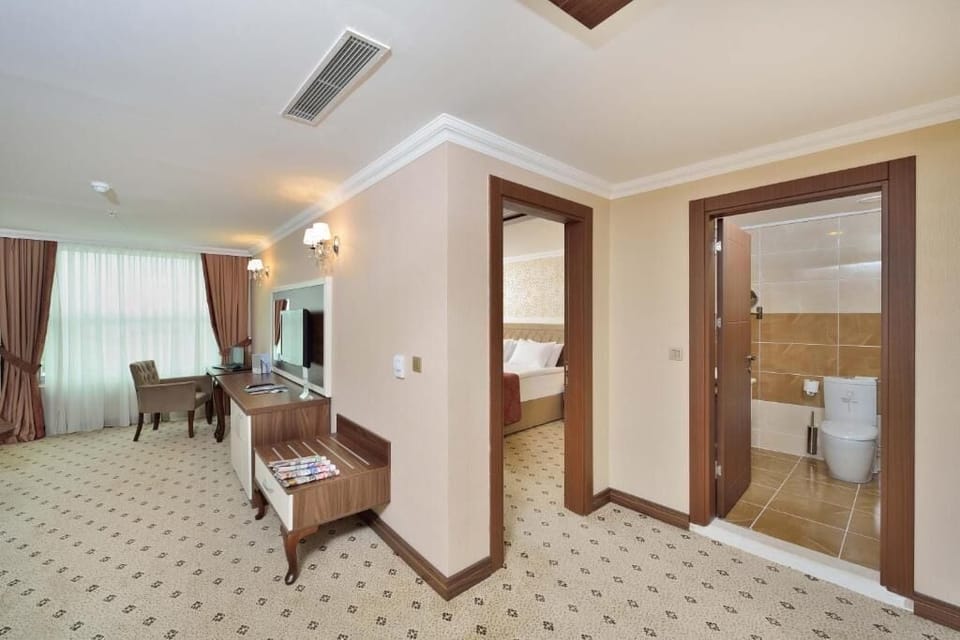 Suite, 1 Queen Bed, Connecting Rooms, Mountain View | Hypo-allergenic bedding, minibar, in-room safe, laptop workspace