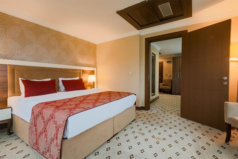 Suite, 1 Queen Bed, Connecting Rooms, Mountain View | Hypo-allergenic bedding, minibar, in-room safe, laptop workspace