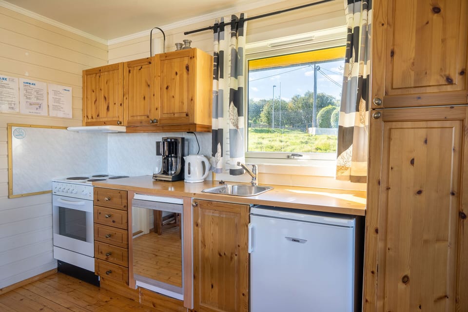 Comfort Cabin, Multiple Beds, Garden View | Private kitchen | Mini-fridge, cookware/dishes/utensils