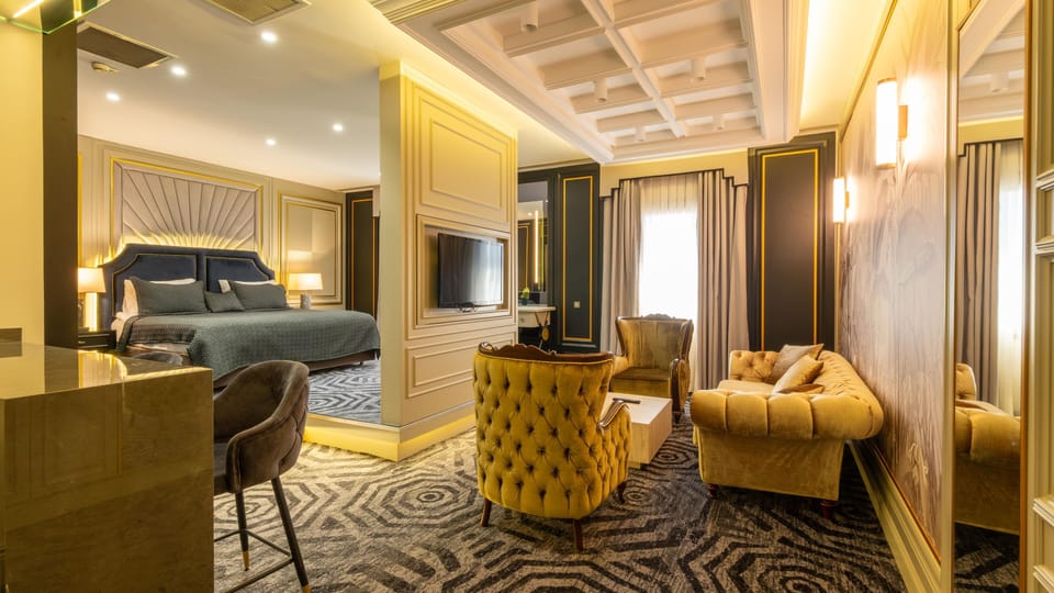 King Suite | Minibar, in-room safe, individually decorated, individually furnished