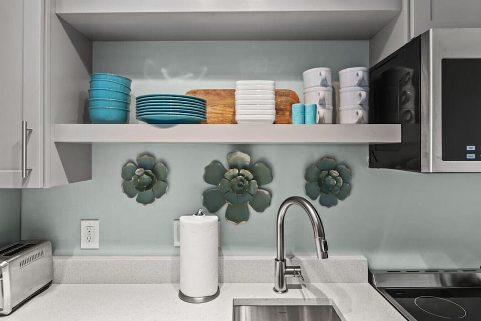 Modern Elegance: Fully Equipped Galley Kitchen!