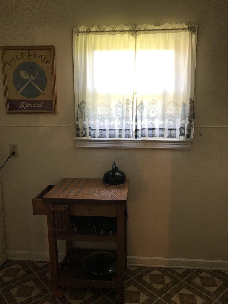 Economy Apartment, 1 Queen Bed | Private kitchenette | Fridge, microwave