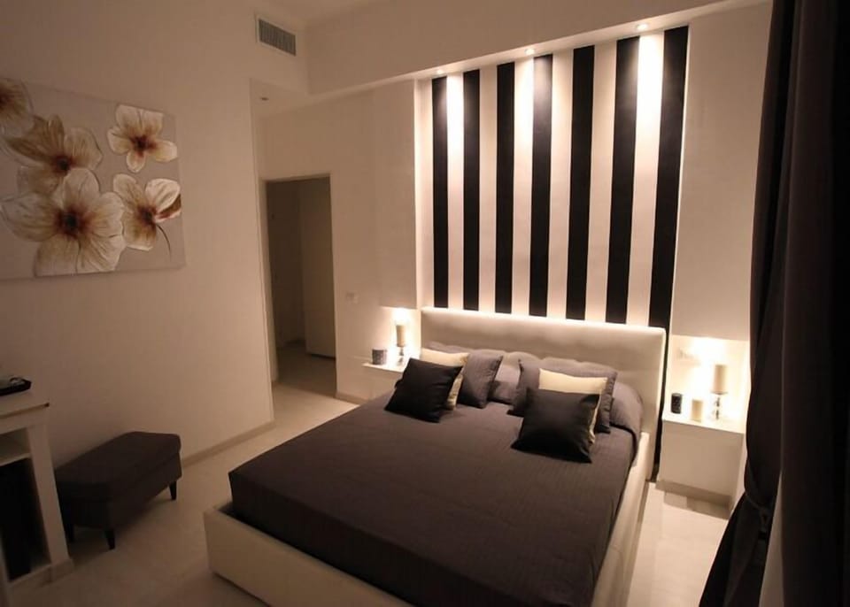 Standard Double Room, Ensuite | 1 bedroom, in-room safe, desk, soundproofing