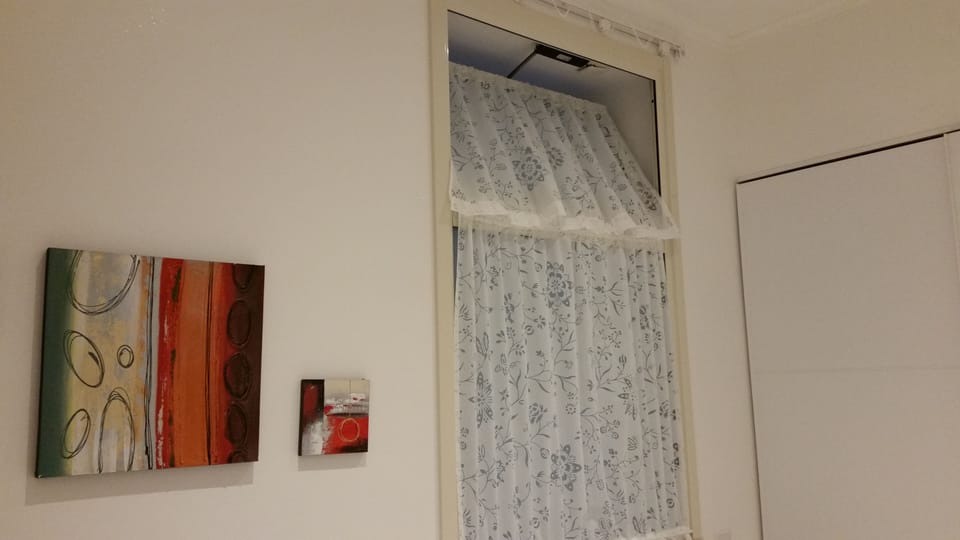 Basic Double Room (internal upper windows) | 1 bedroom, in-room safe, desk, soundproofing