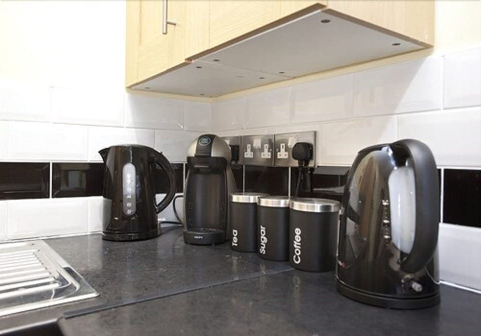 7 Bedroom Apartment (183 Huntingdon Street, NG1 3NL) | Private kitchen | Full-size fridge, microwave, oven, stovetop