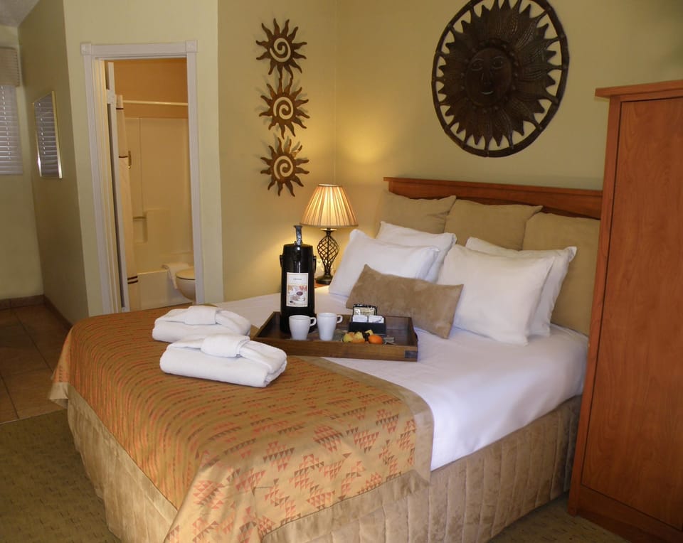 Studio, 1 Queen Bed | Premium bedding, individually decorated, desk, blackout drapes