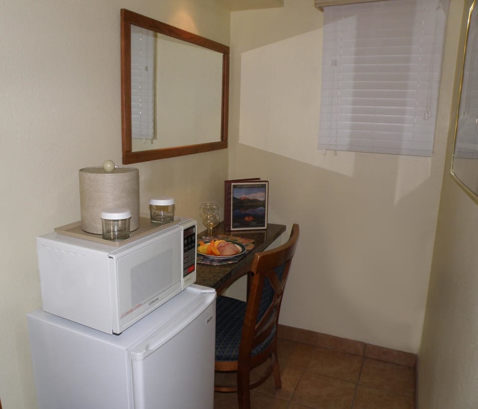 Studio, 1 Queen Bed | Room amenity