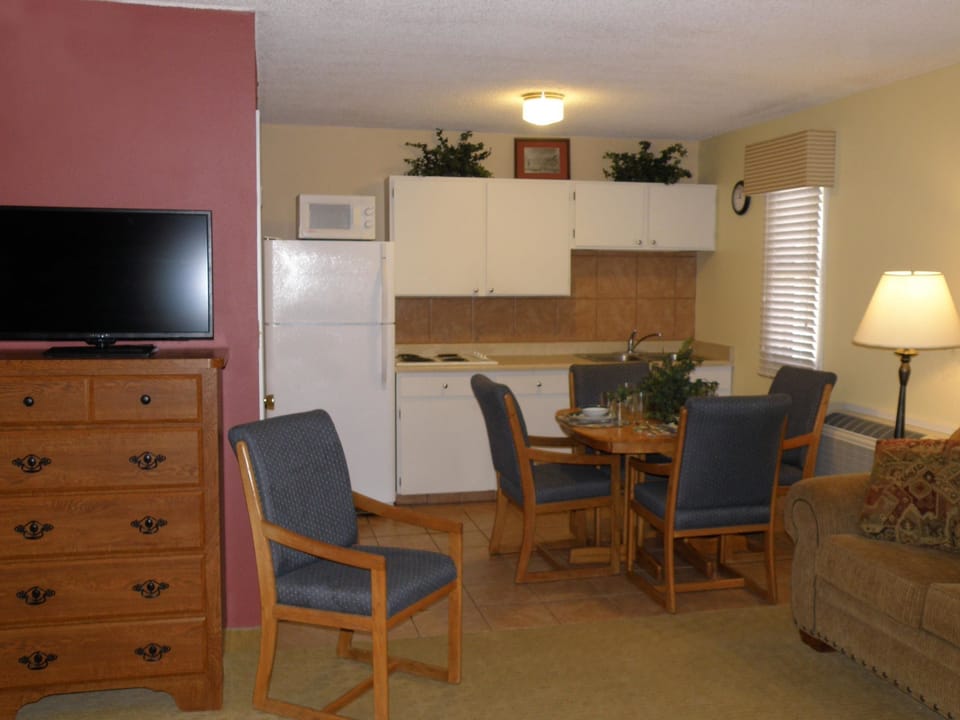 Family Suite, Kitchen | Private kitchen | Mini-fridge, microwave, coffee/tea maker
