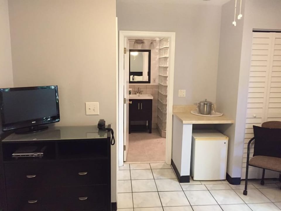 Deluxe Room, 1 Queen Bed (Room 104) | Living area | Flat-screen TV, DVD player, pay movies