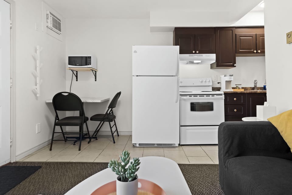 Suite, 1 Bedroom, Kitchen | Private kitchen | Microwave, coffee/tea maker, electric kettle, cleaning supplies