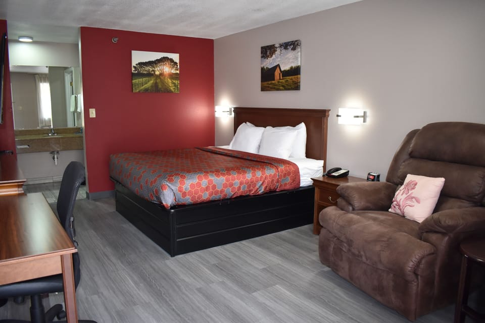 Room, 1 King Bed | Desk, blackout drapes, iron/ironing board, rollaway beds