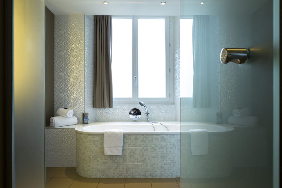 Double Room Prestige | Bathroom | Free toiletries, hair dryer, towels