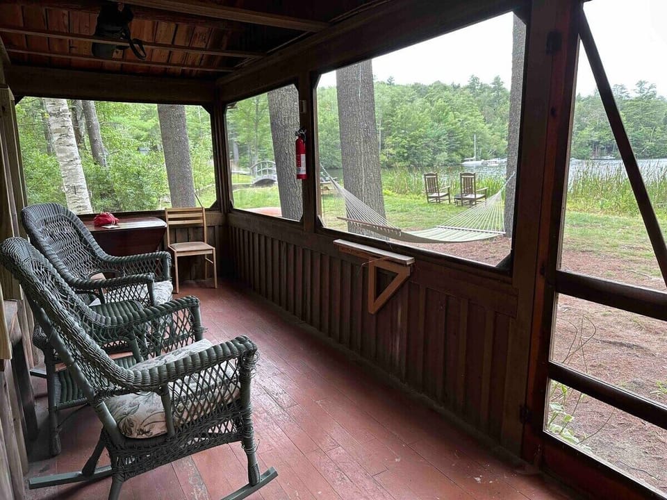 Screened in patio with plenty of seating 