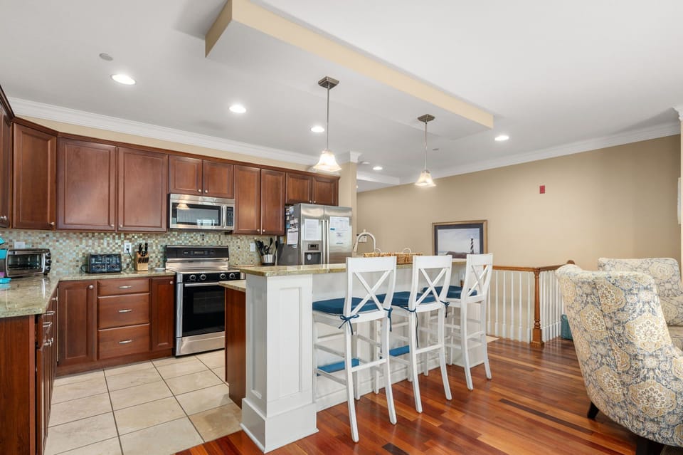 CSC3E: Afternoon Delight | TL Kitchen Area, Island Seating for 3