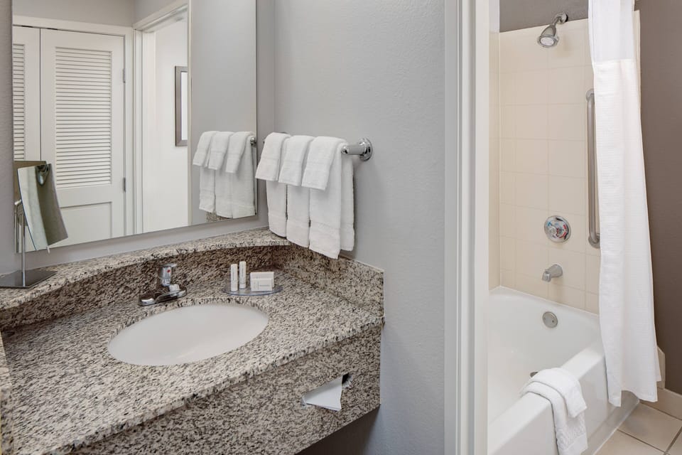 Combined shower/tub, free toiletries, hair dryer, towels