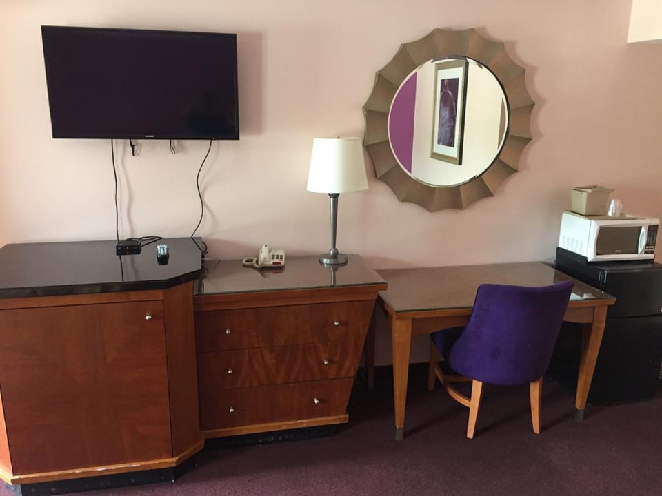 Desk, WiFi (free)