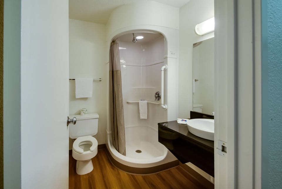 Combined shower/tub, towels
