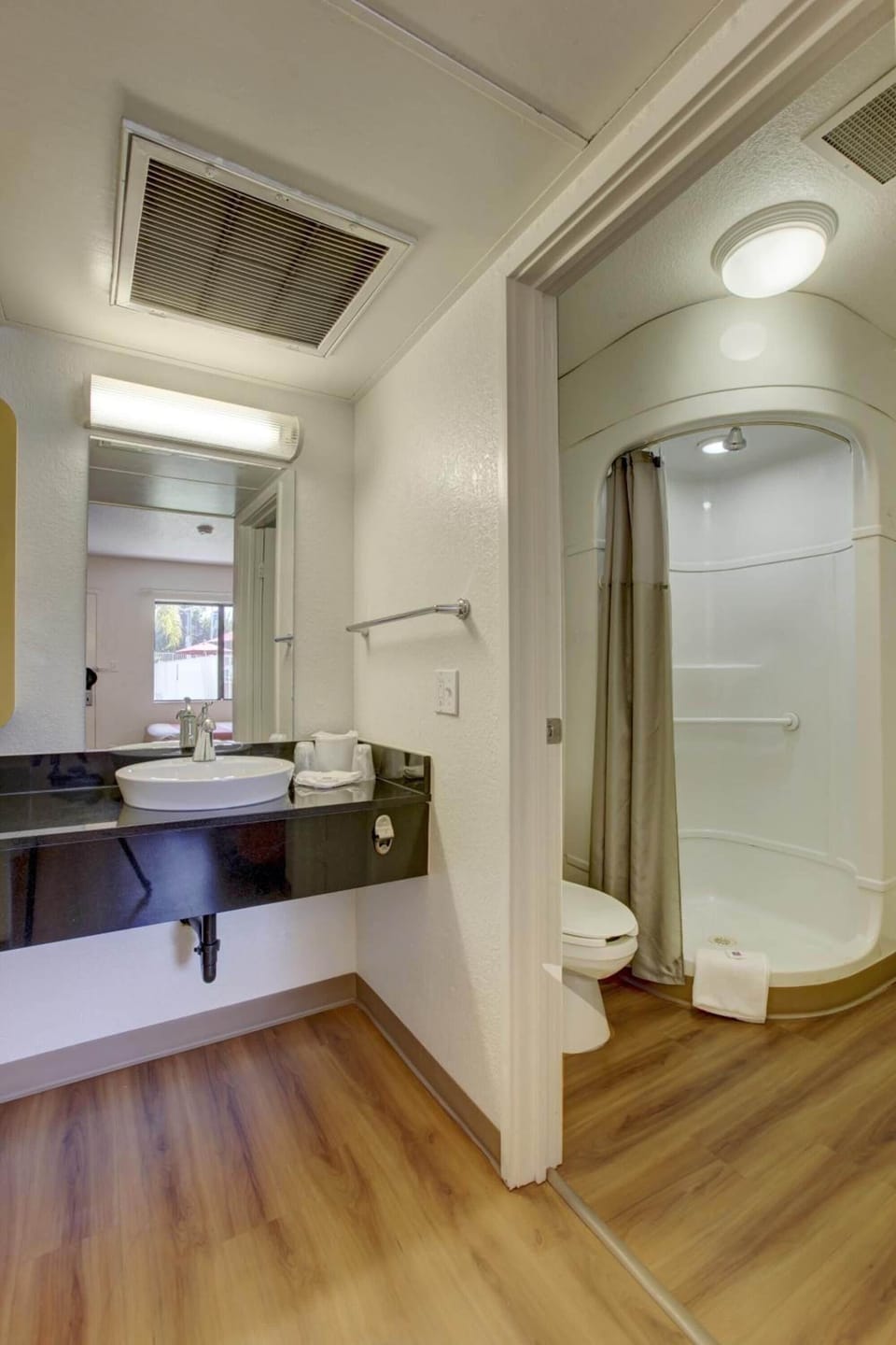 Combined shower/tub, towels