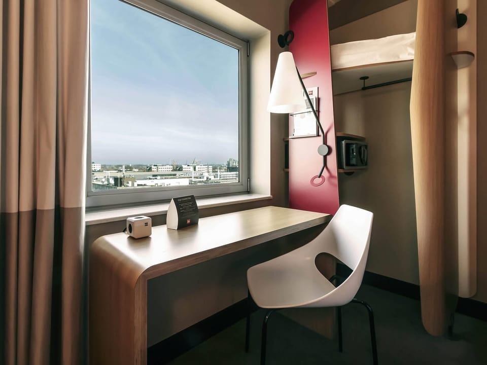 Business Room, 1 Double Bed | In-room safe, desk, soundproofing, iron/ironing board
