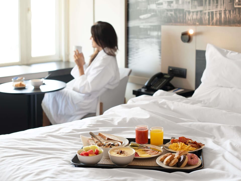 Executive Room, 1 Queen Bed | Premium bedding, pillowtop beds, minibar, in-room safe