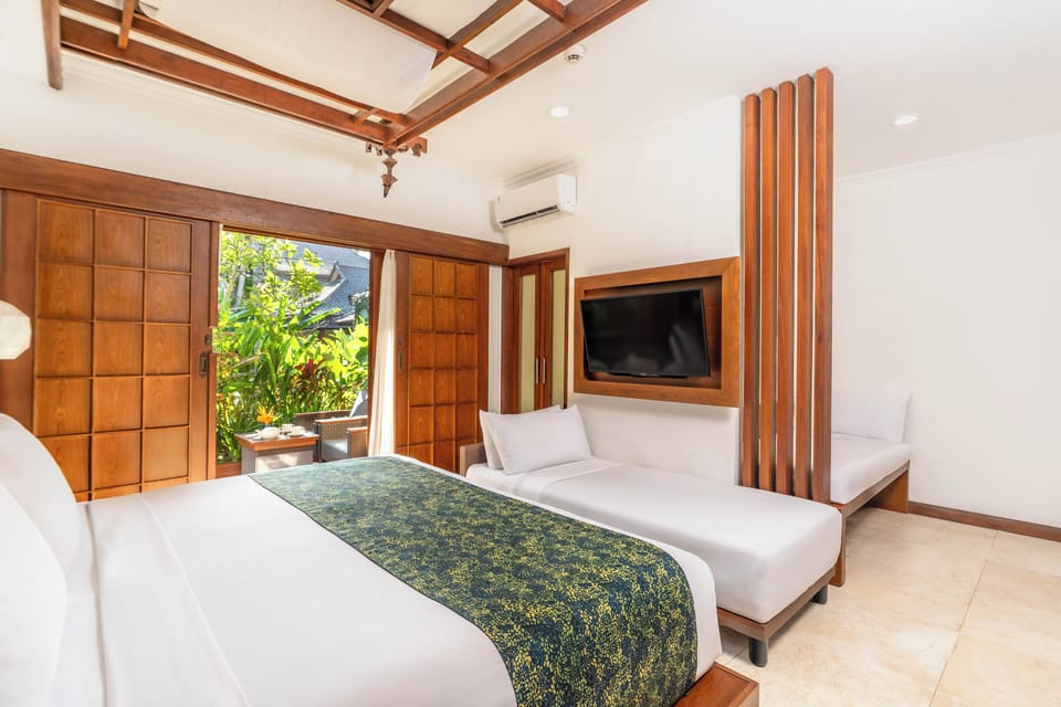 Deluxe Garden Room | Minibar, in-room safe, desk, laptop workspace