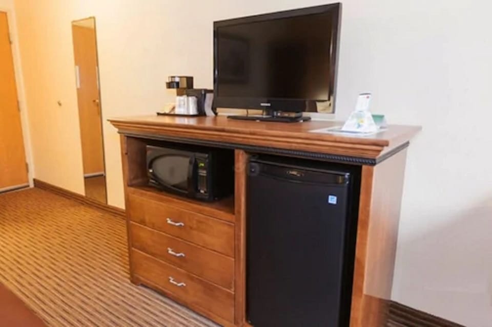 Laptop workspace, iron/ironing board, WiFi (free), alarm clocks