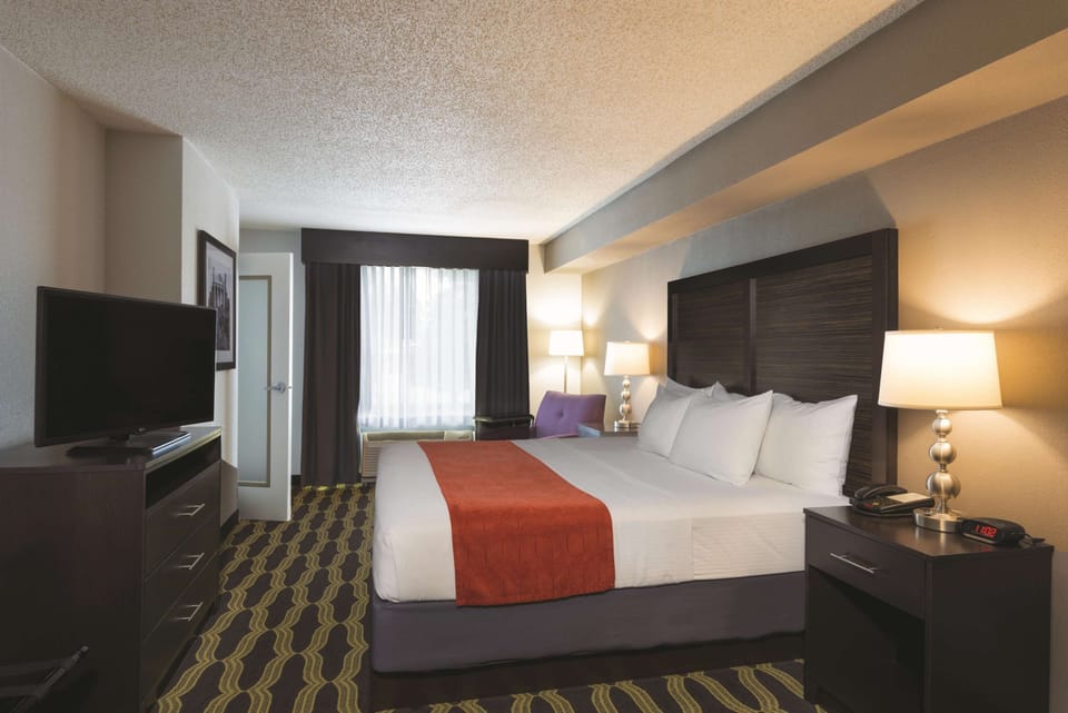 Suite, 1 King Bed, Non Smoking | Pillowtop beds, desk, iron/ironing board, WiFi (free)