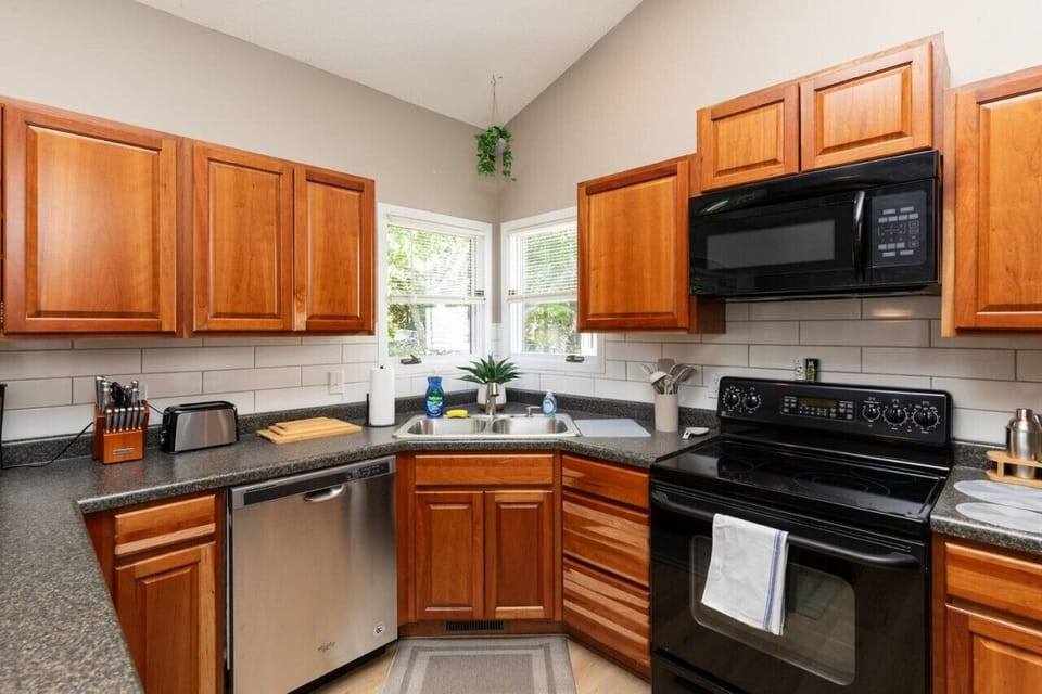 Full kitchen with all appliances, silverware, plateware, cups & mugs, pots & pans, Toaster, knife set, free coffee & more!