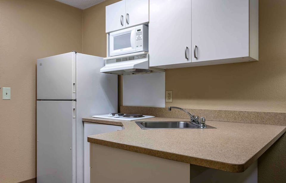 Studio, 1 Queen Bed, Non Smoking | Pillowtop beds, desk, laptop workspace, blackout drapes