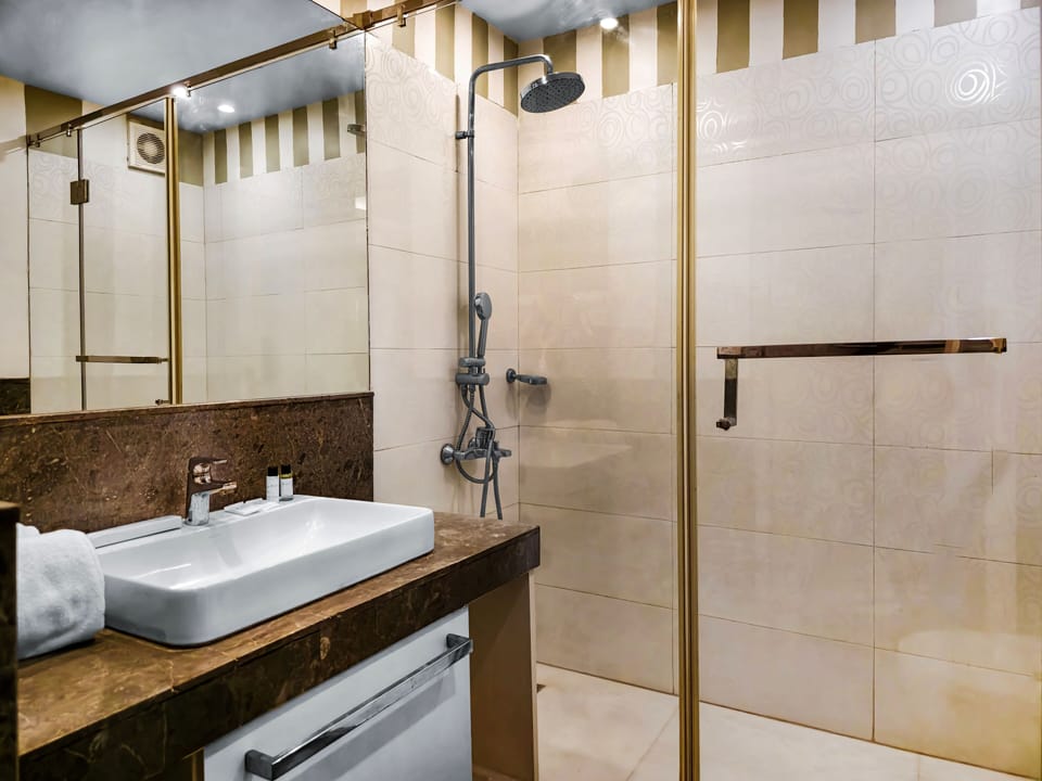 Deluxe Room | Bathroom | Shower, rainfall showerhead, designer toiletries, hair dryer