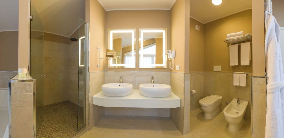 Minibar, in-room safe, soundproofing, WiFi (free)