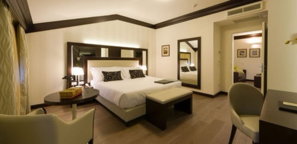 Minibar, in-room safe, soundproofing, WiFi (free)