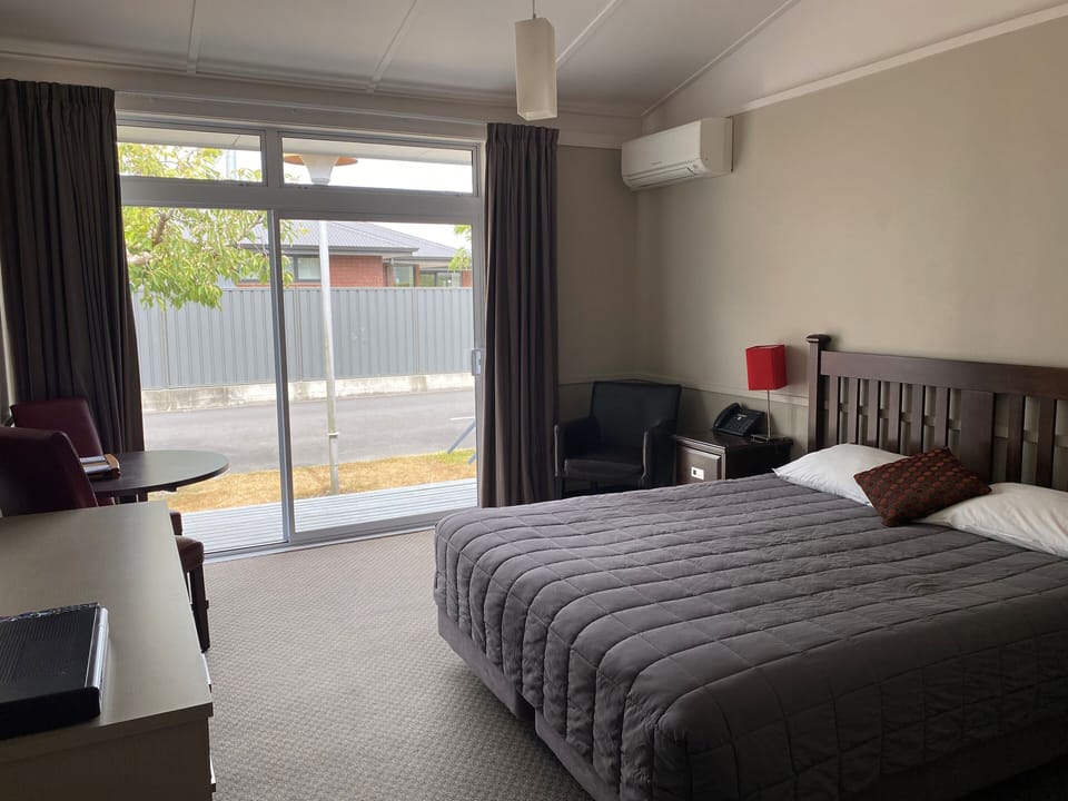 Premium bedding, desk, iron/ironing board, WiFi (free)