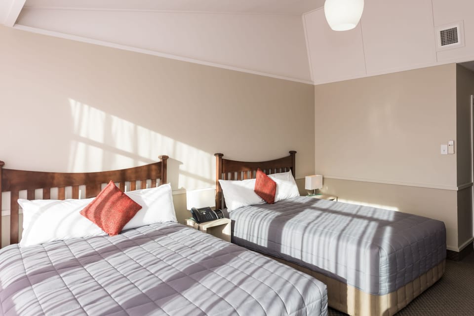Deluxe Twin Room | Premium bedding, desk, iron/ironing board, WiFi (free)