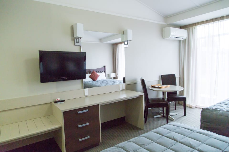 Premium bedding, desk, iron/ironing board, WiFi (free)